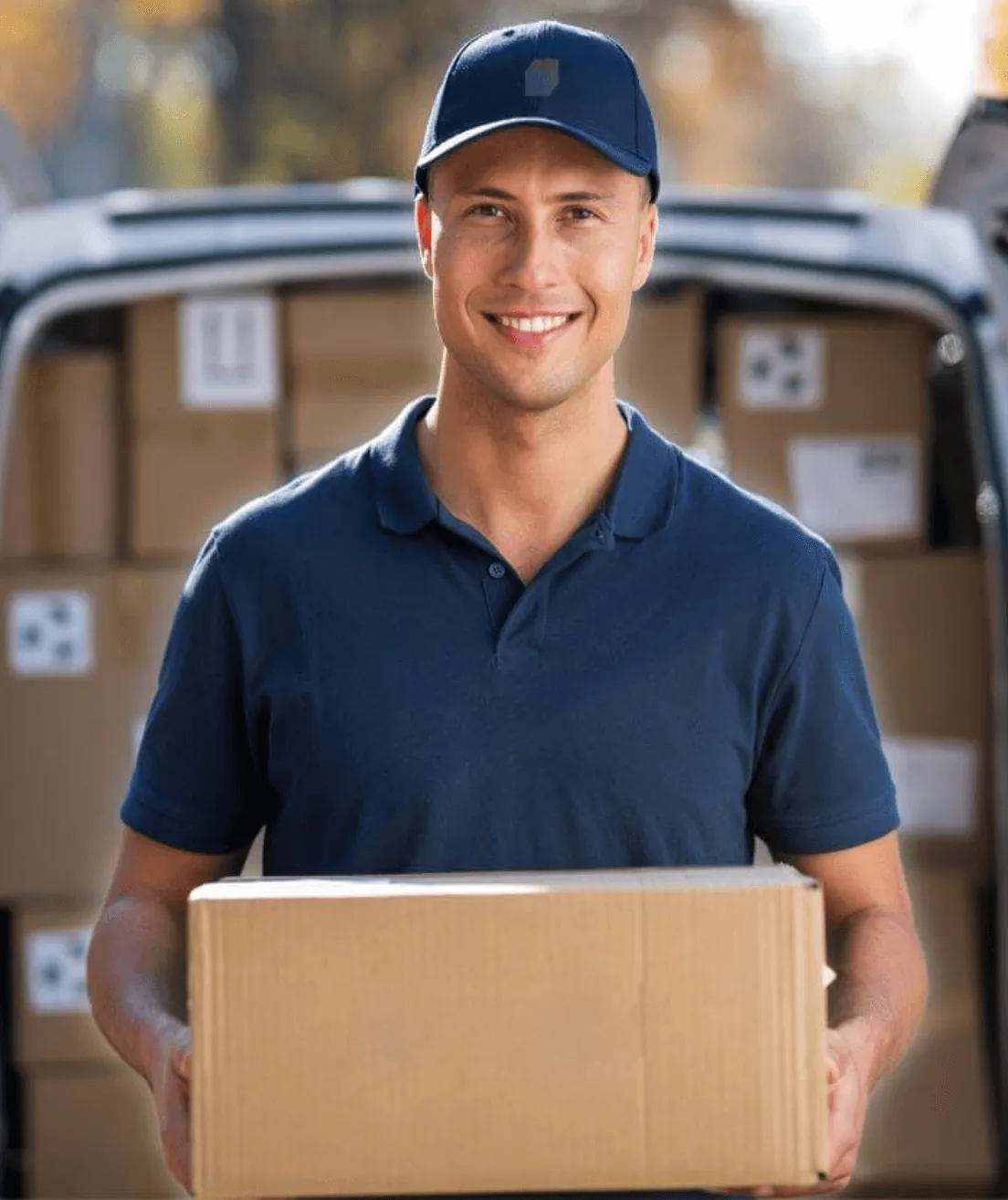 repartidor-courier-tan-cargo-logistic-peru Repartidor de Tan Cargo con uniforme azul sosteniendo una caja de cartón, servicio courier en Perú